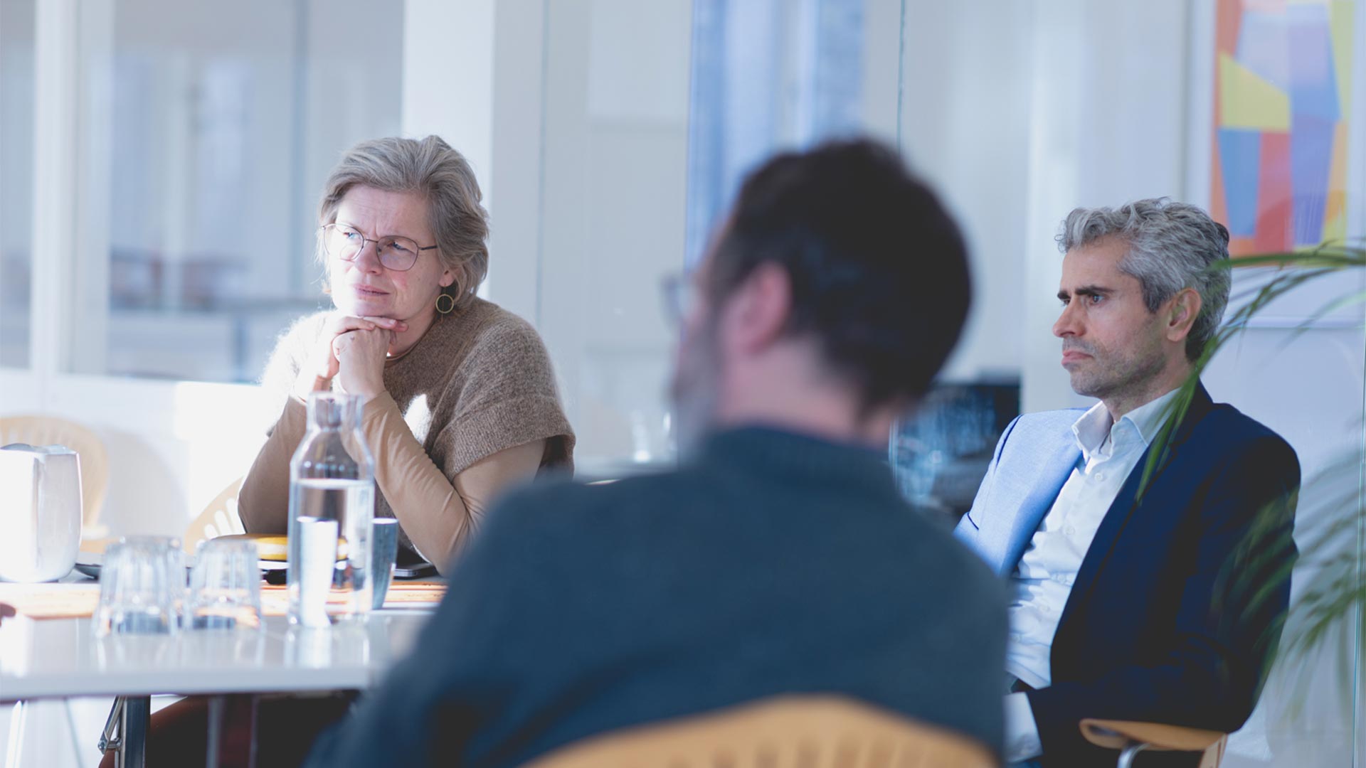 Ann Graugaard Pedersen sidder og taler med Andreas Lindemann og Klaus Bakdal i et møde om regenerativ ledelse.