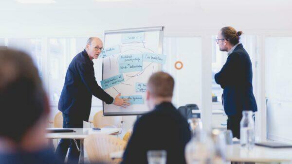 En gruppe forretningsfolk i et mødelokale.