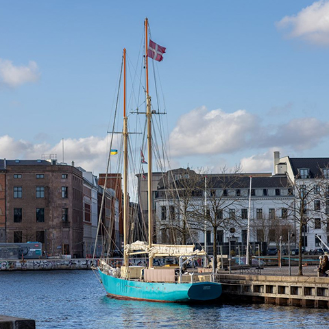 en båd ude ved Christianshavn