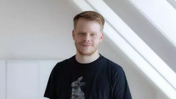 En mand iført en t-shirt med en kanin på, der viser sin kærlighed til frisætte mode.