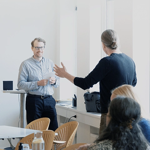 Et regenerativt lederteam i promentum var samlet omkring et bord til organisationsudvikling.