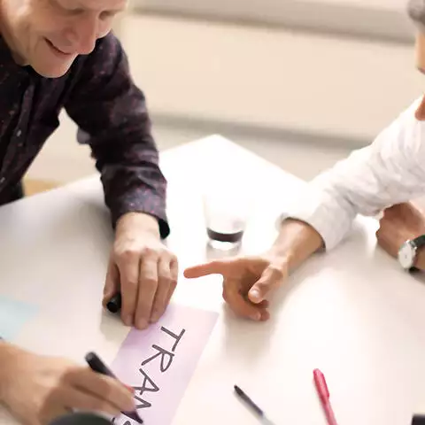 Tim Struck og Andreas Lindemann sidder ved et bord og deltager i et organisationsudviklingsmøde.